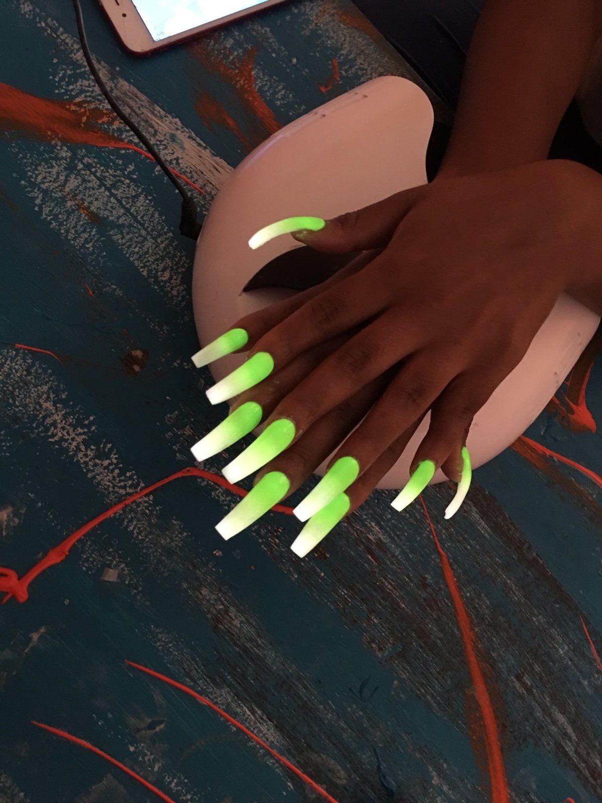 Ногти кислотных цветов