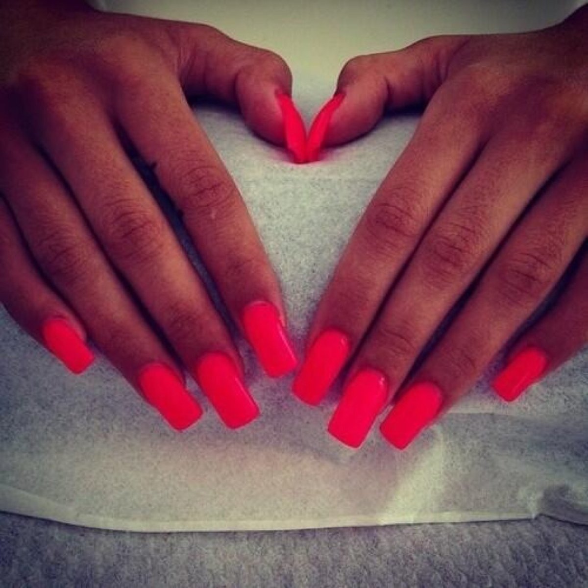 Кислотно красный маникюр