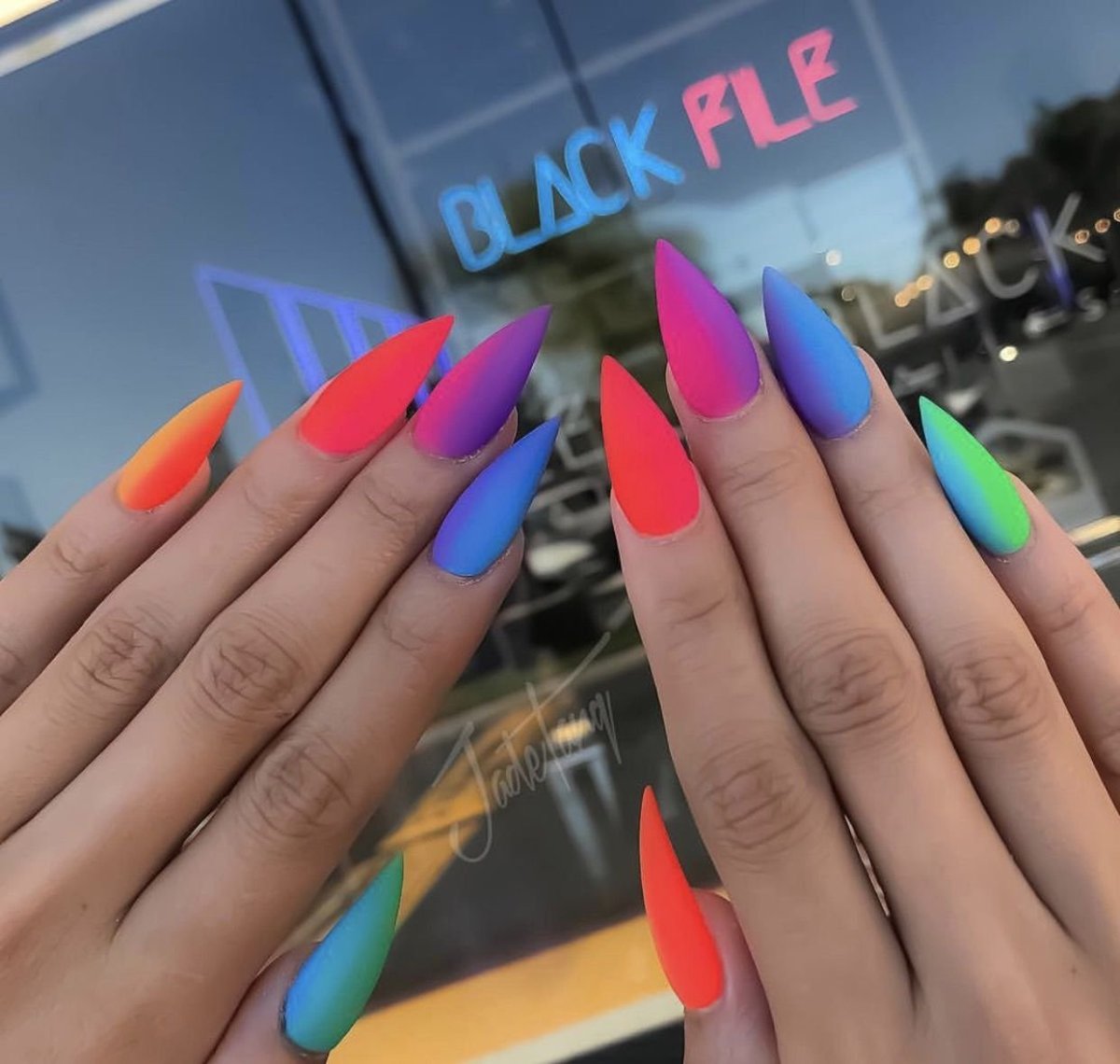 Яркие длинные ногти