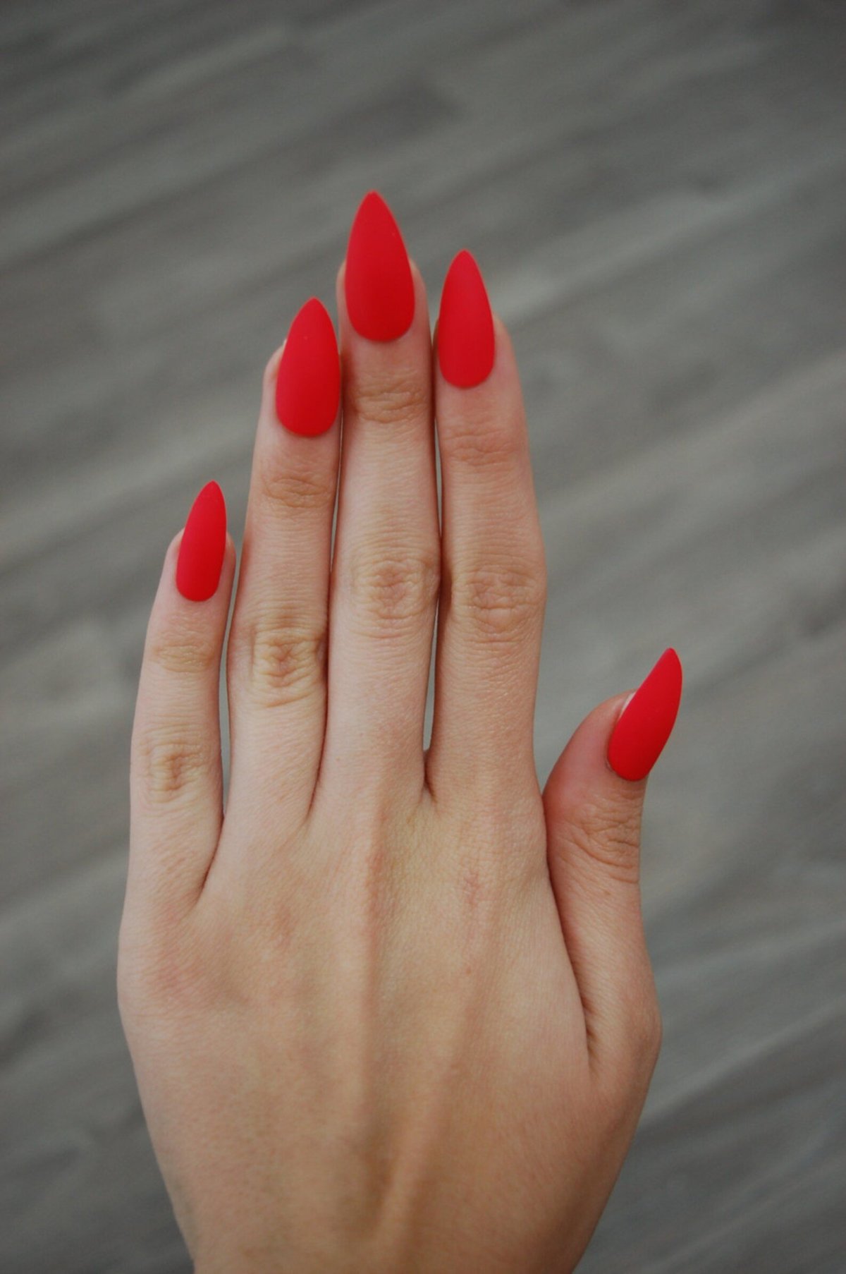Красные ногти миндаль длинные