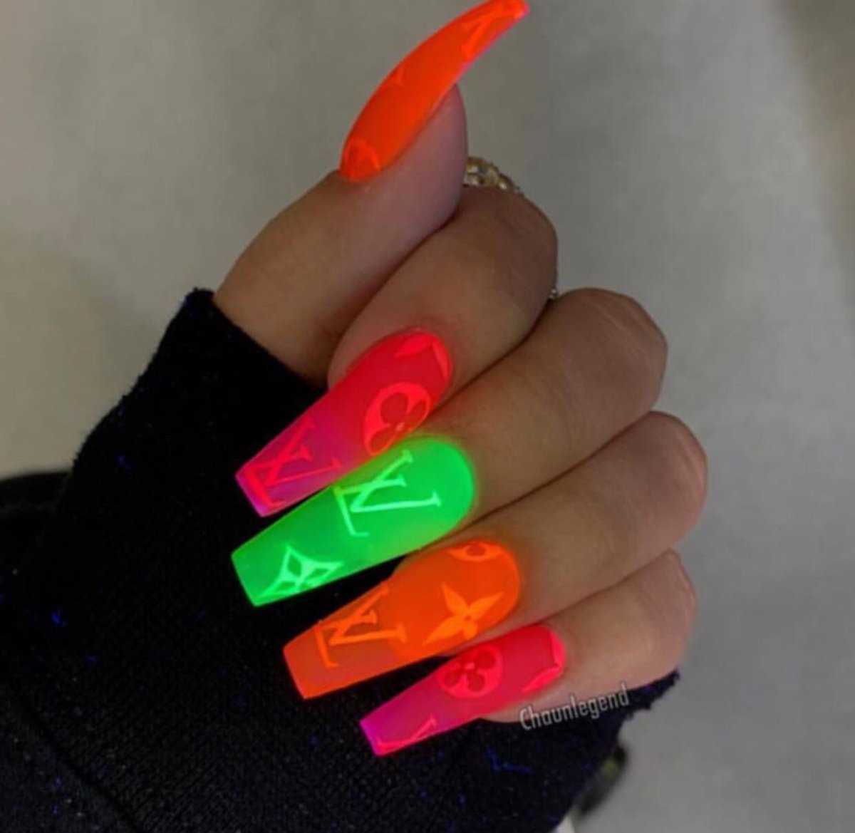 Неоновый красный маникюр
