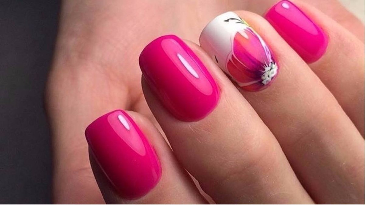 Яркий розовый маникюр