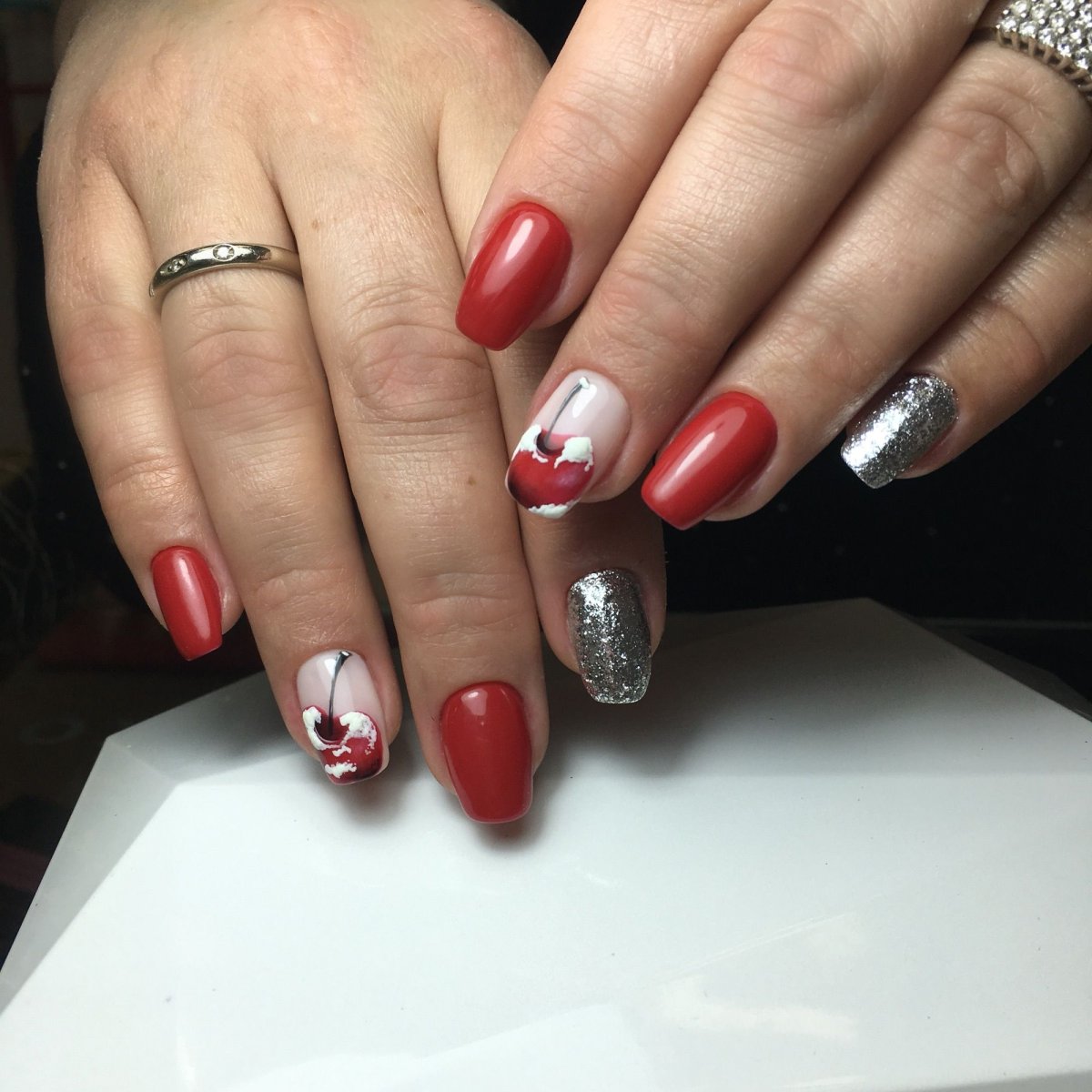 Маникюр зимняя вишня