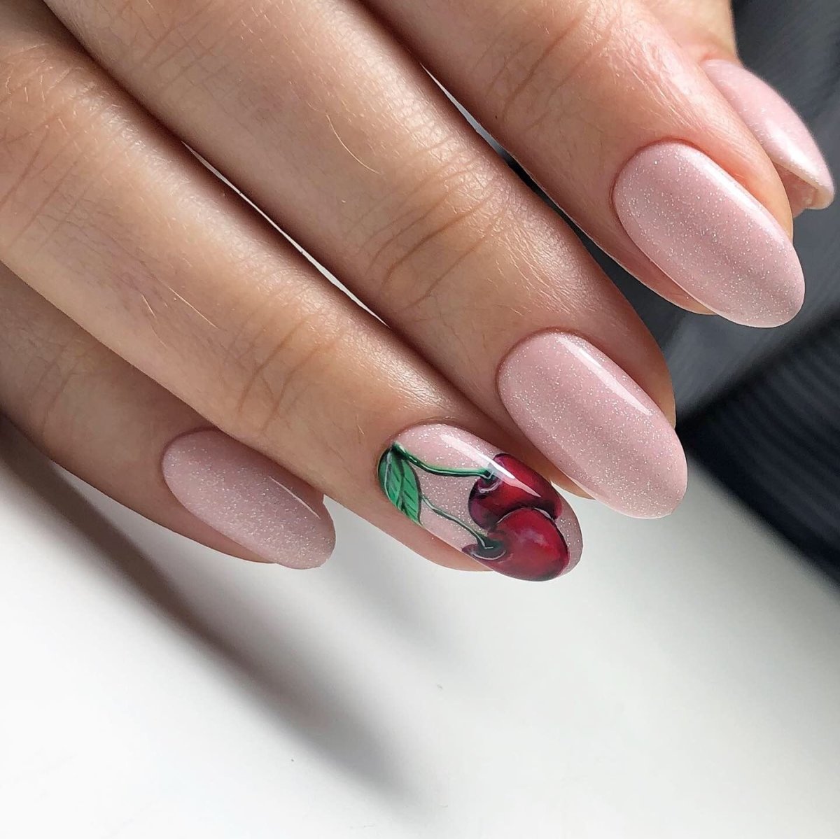 Маникюр френч с вишенками