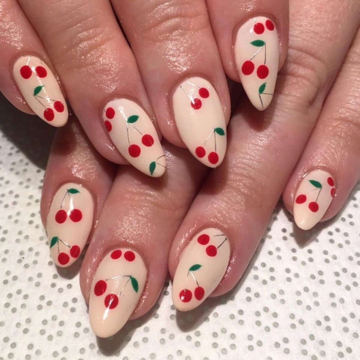 Красный маникюр с вишенками