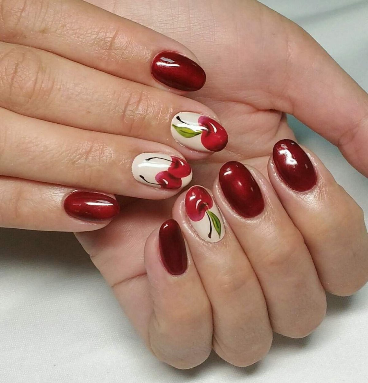 Ногти с вишенками