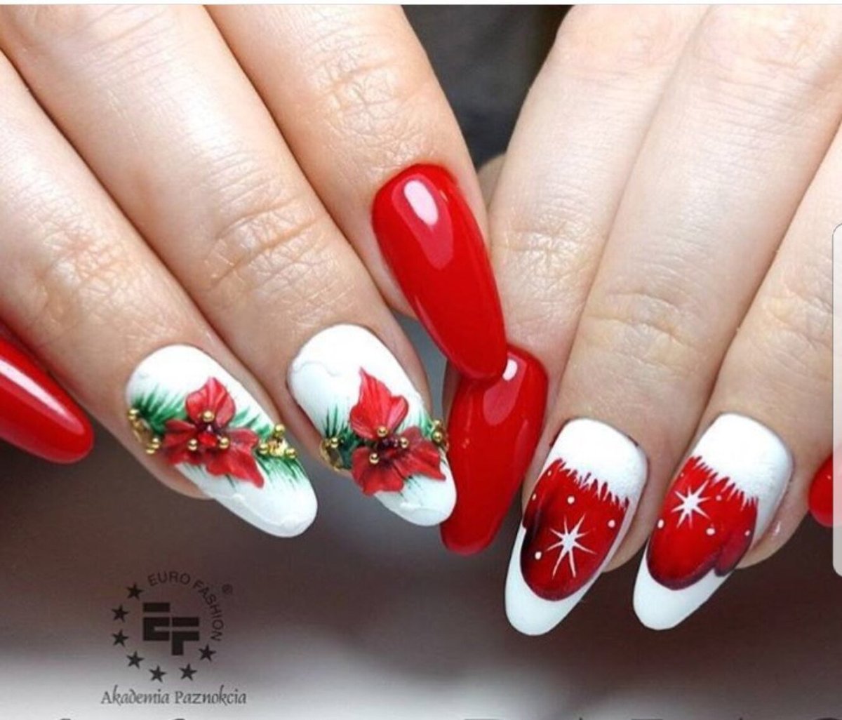 Красный маникюр с рябиной