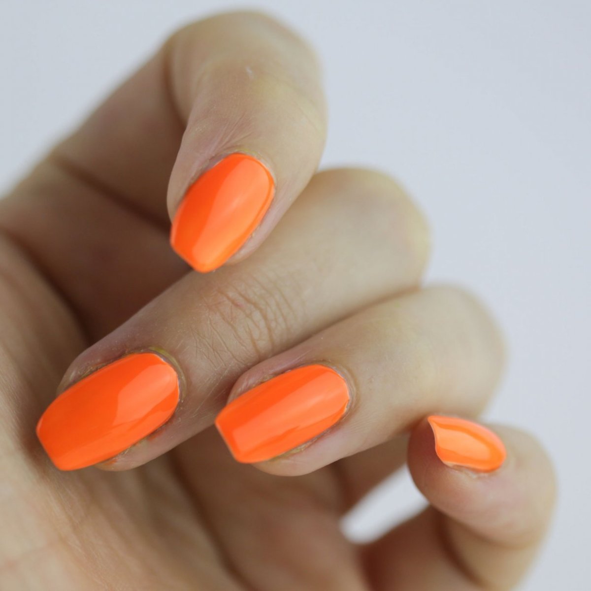 Маникюр темно-зеленый с оранжевым