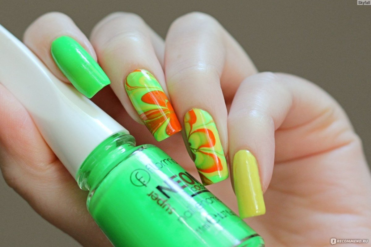 Маникюр салатовый с оранжевым