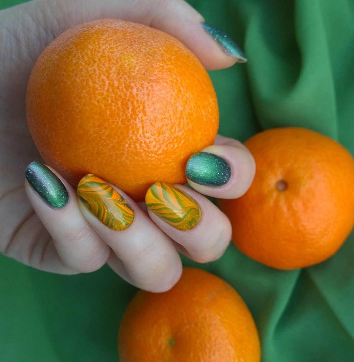 Апельсин на ногтях