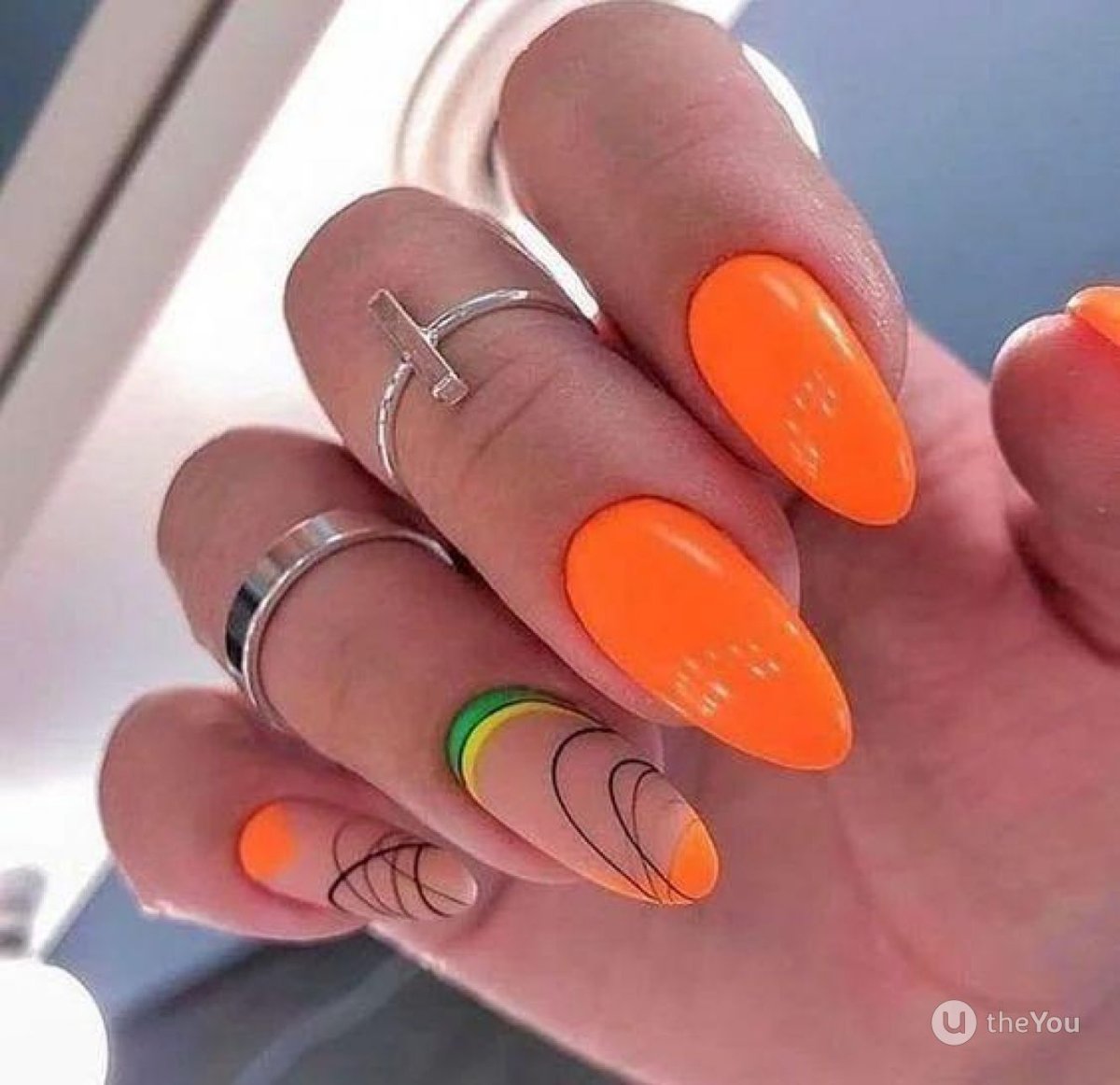 Зено оранжевый маникюр