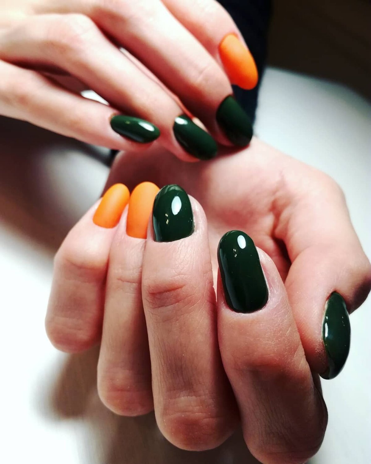 Маникюр салатовый с оранжевым