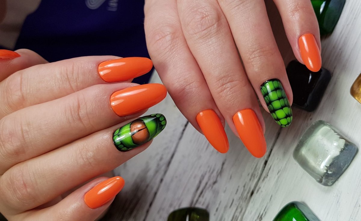 Осенний маникюр зеленый с оранжевым