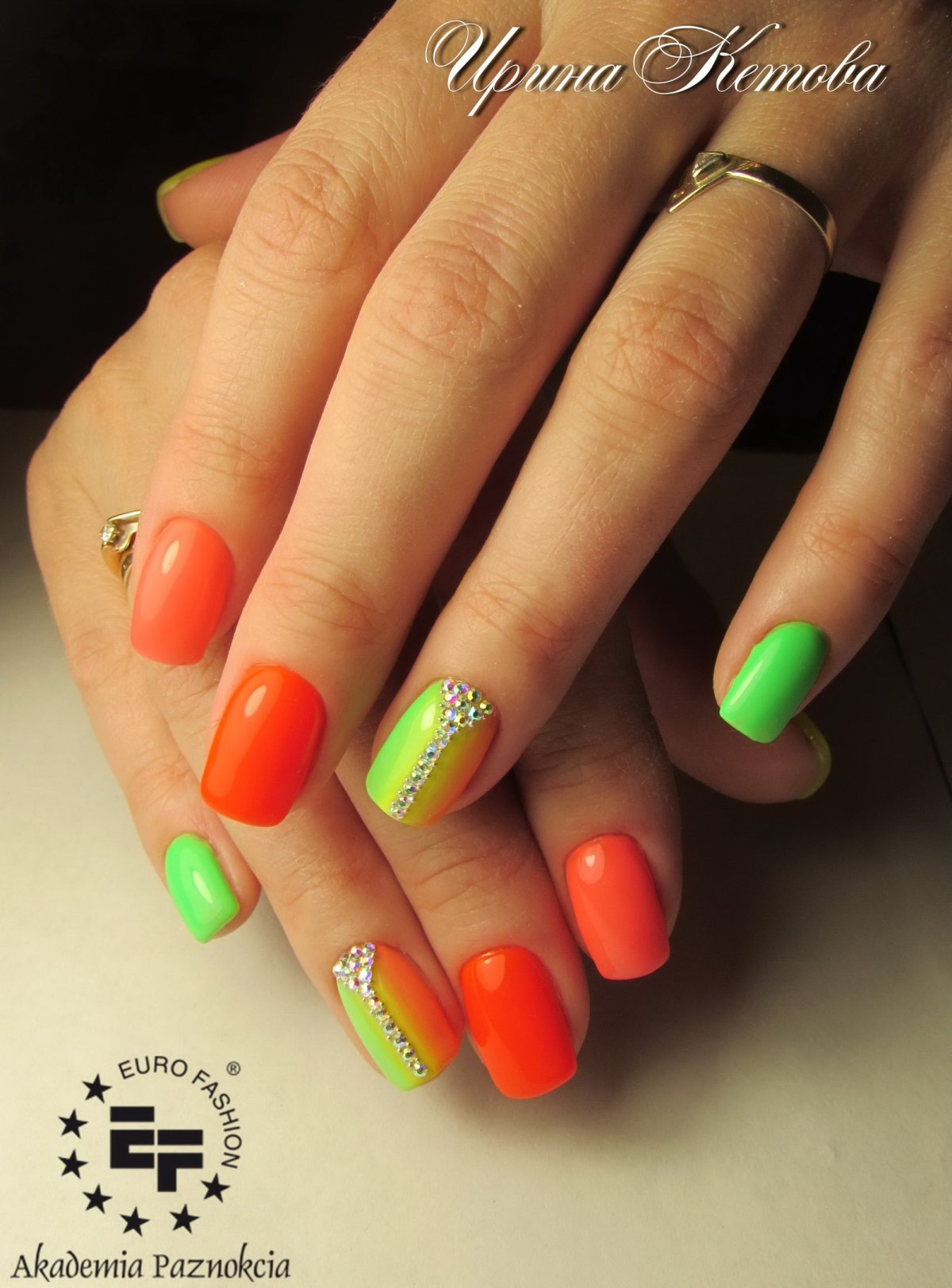 Маникюр салатовый с оранжевым