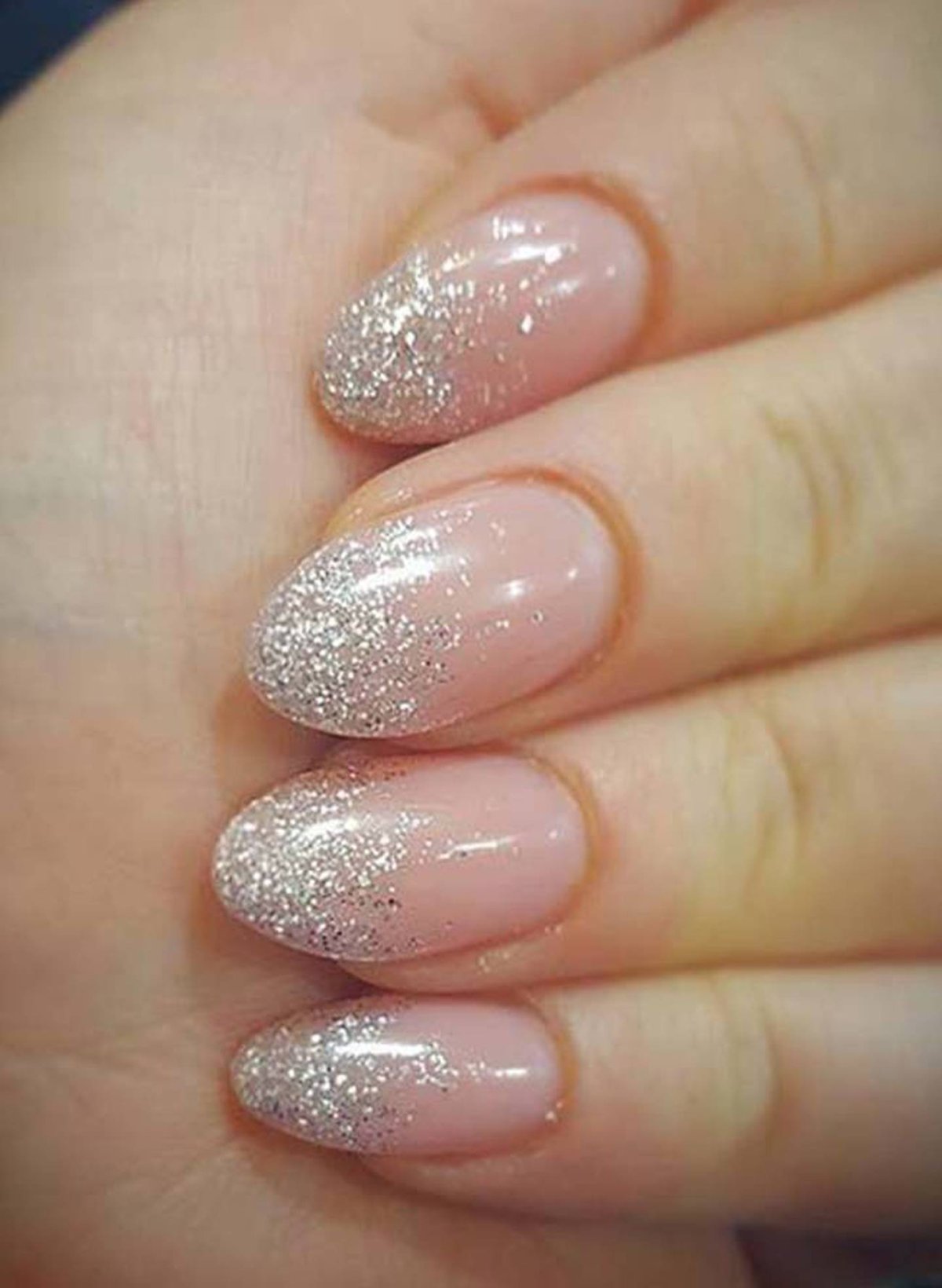 Растяжка блестками на ногтях