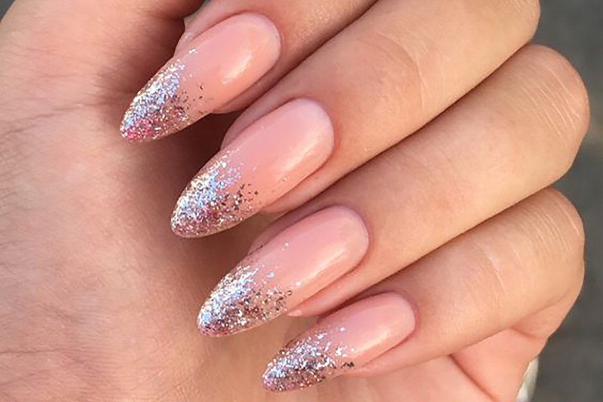 Острые ногти с блестками на кончиках