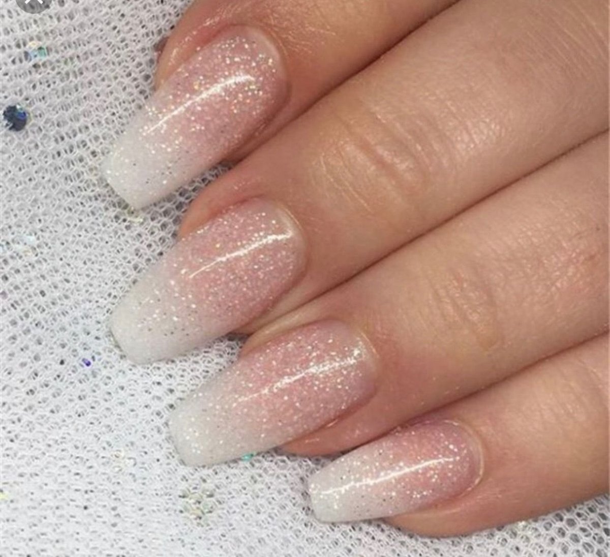 Нюдовый маникюр омбре с блестками
