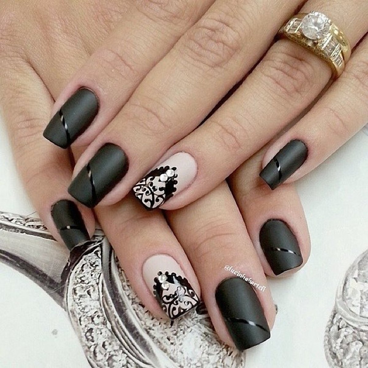 Красивый стильный маникюр