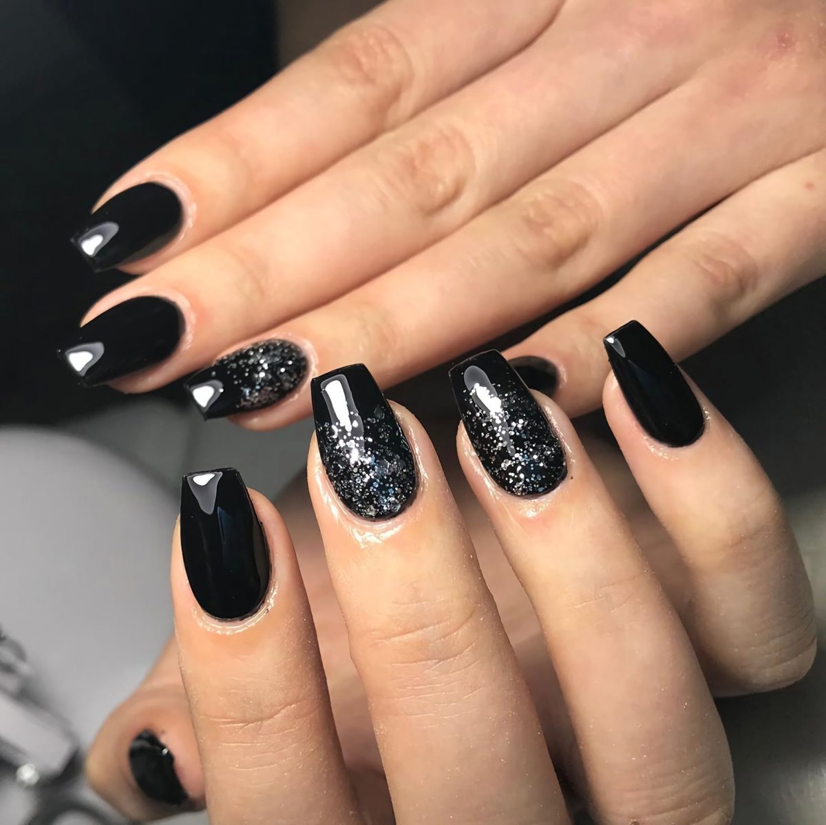 Черный маникюр