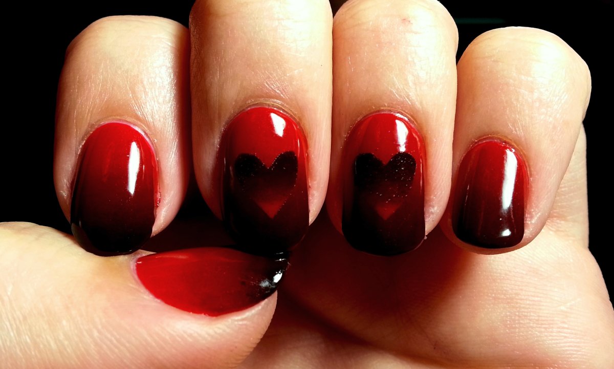 Маникюр омбре красный
