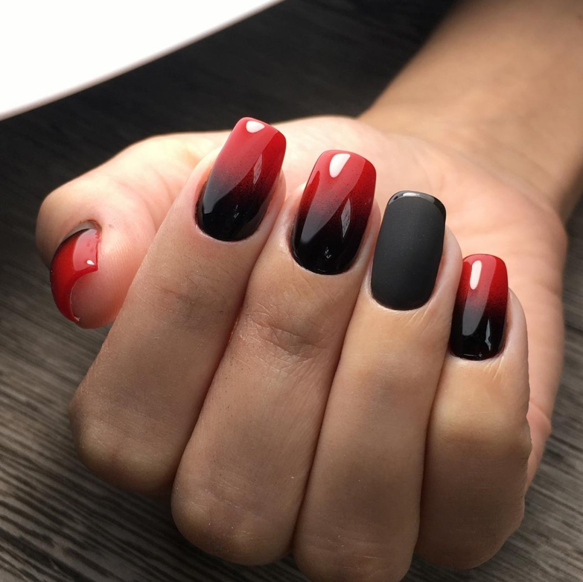 Бордовый маникюр с камнями