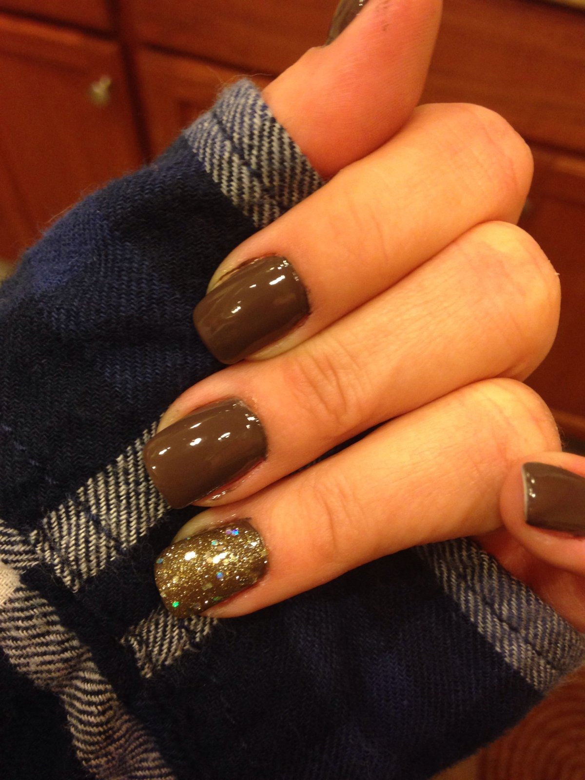 Маникюр коричневый с золотым френчем