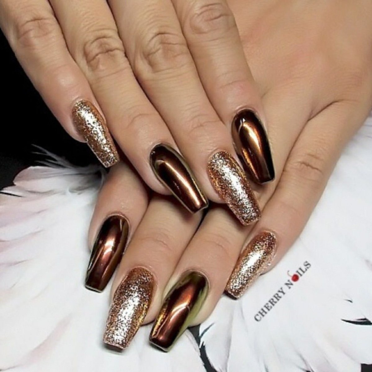 Маникюр с золотистым цветом