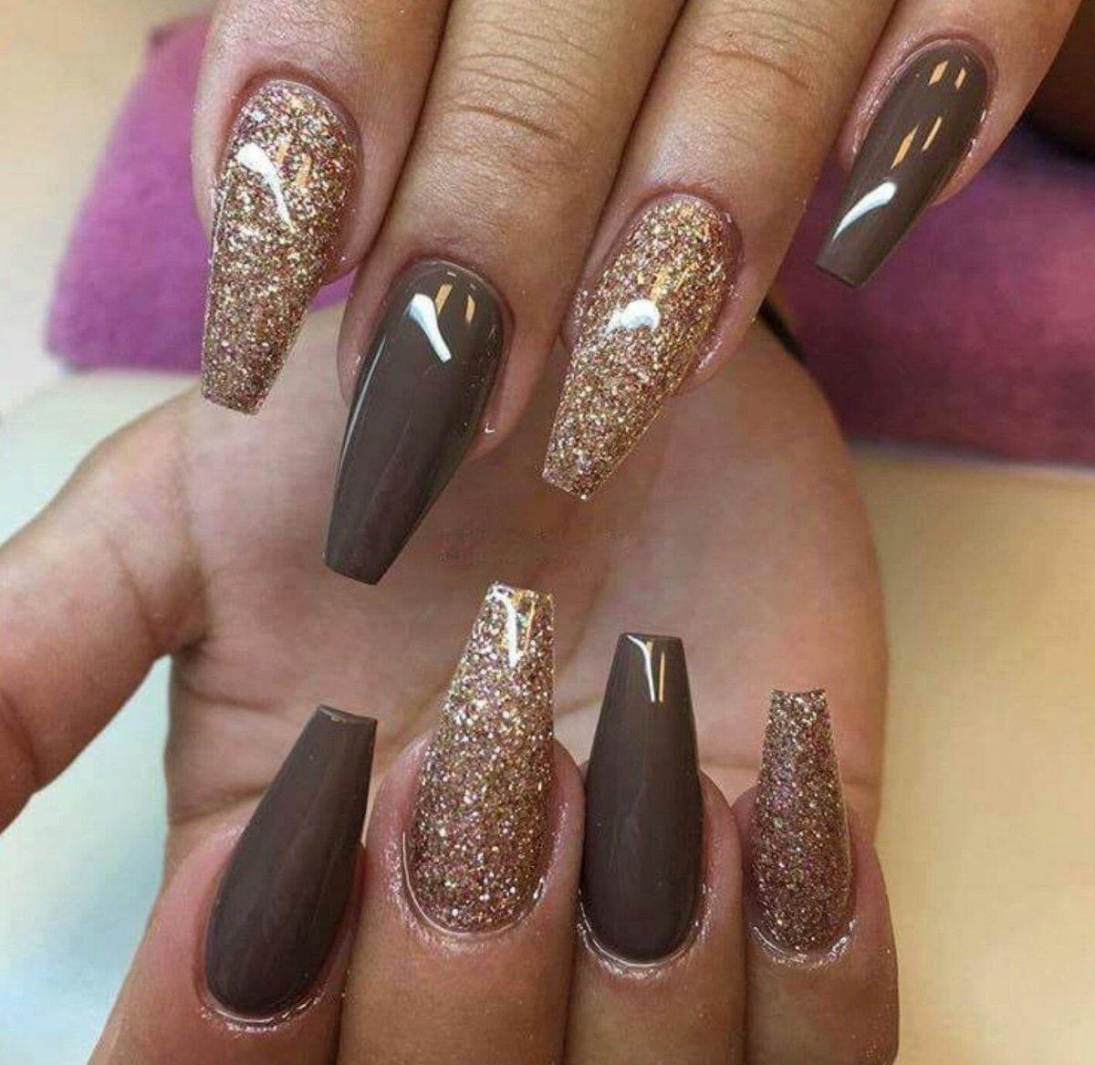 Коричневый блестящий маникюр