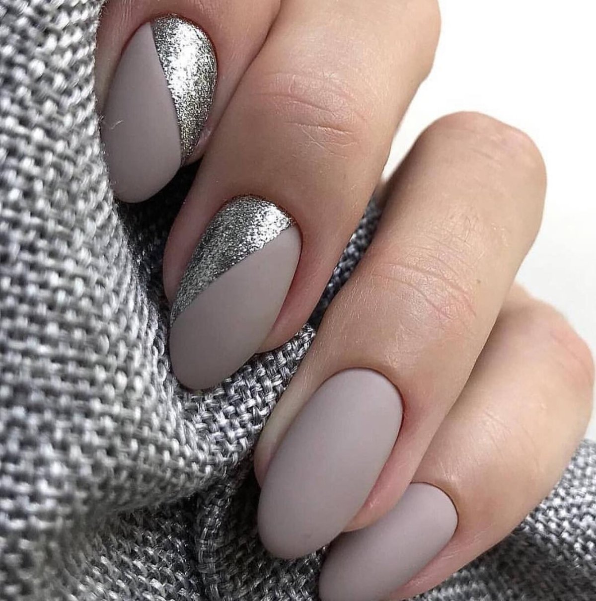 Нюдовый маникюр капучино