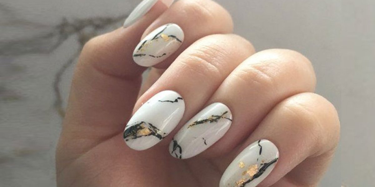 Мраморный маникюр с золотом