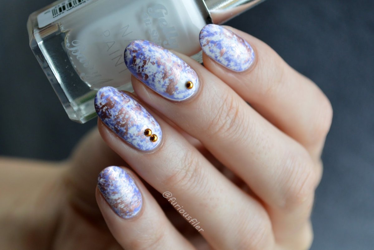 Маникюр голубой мрамор с золотом