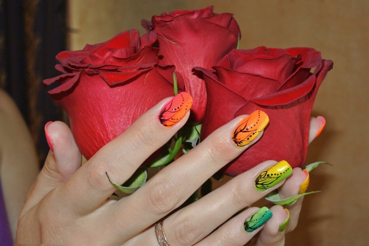 Яркий маникюр