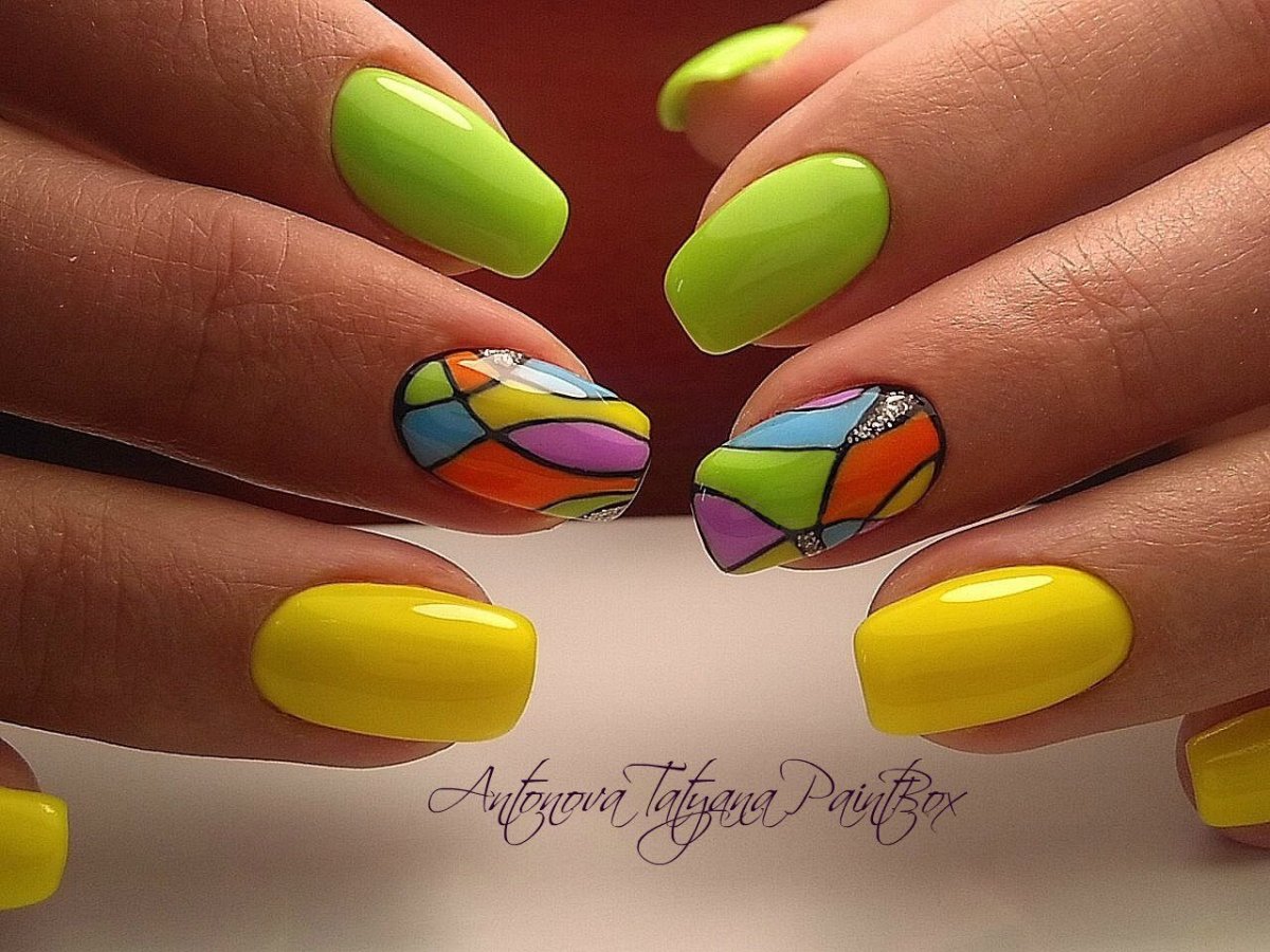 Ярко-зеленый маникюр