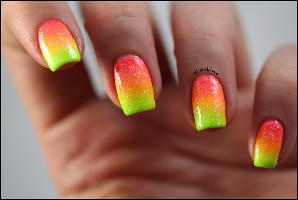 Оранжевый маникюр с пальмами