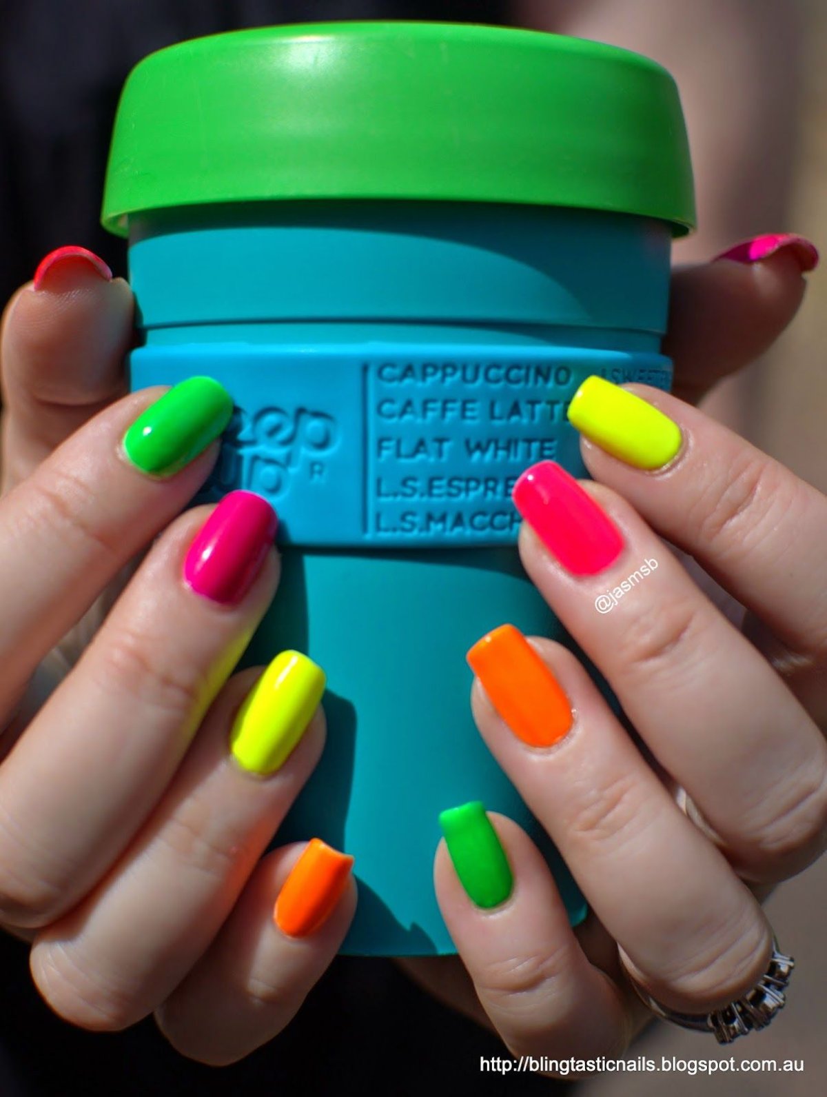 Маникюр с неоновым гель лаком 2021