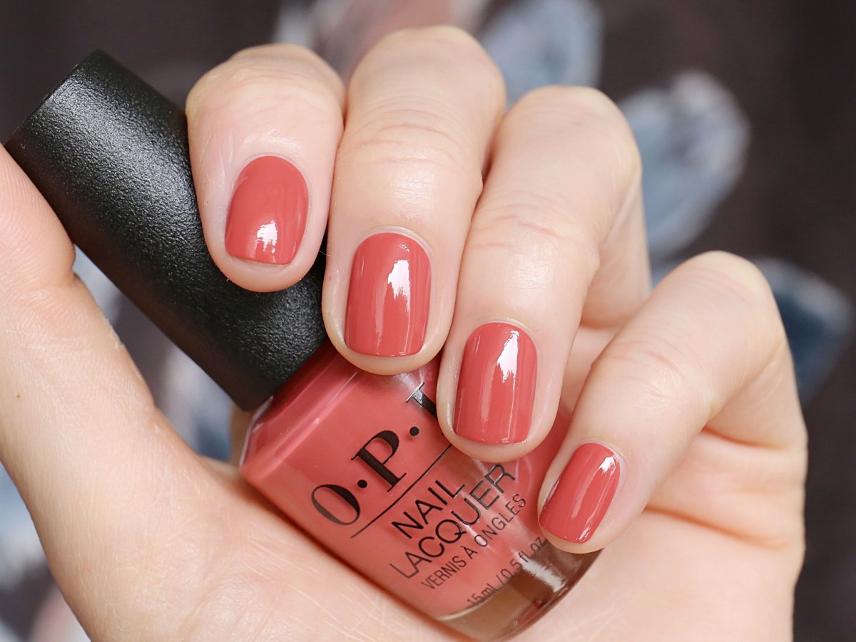 Маникюр терракотового цвета