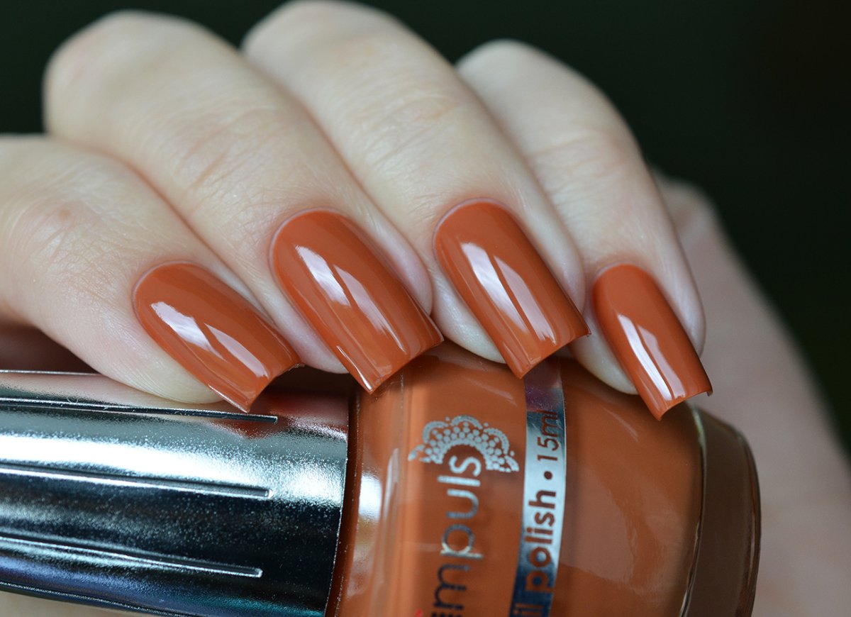 Маникюр терракотового цвета