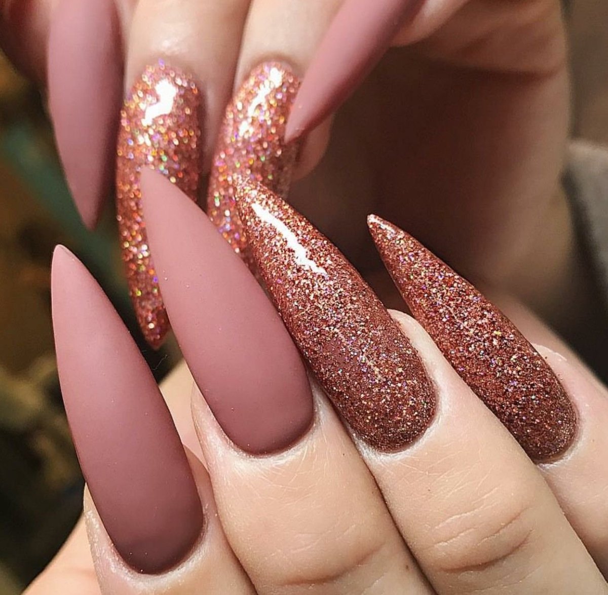 Блестящие ногти миндаль длинные