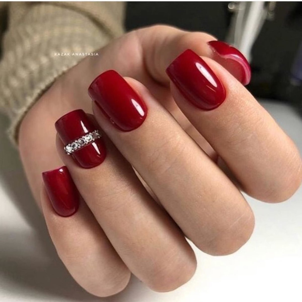 Красные ногти квадрат