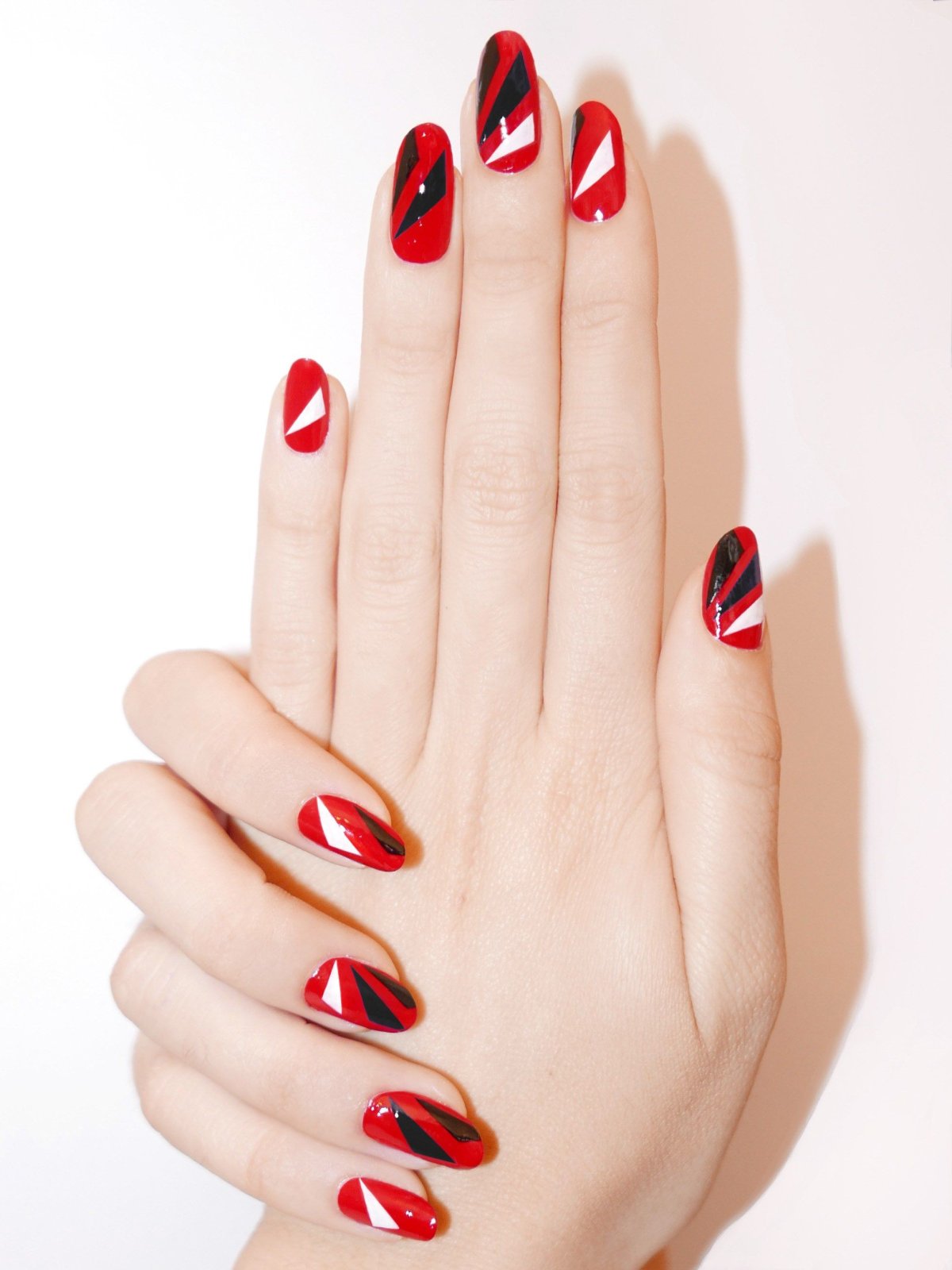 Красный маникюр с наклейками