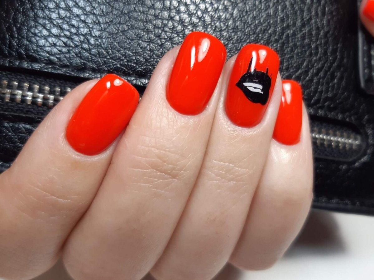 Красные ногти квадрат короткие