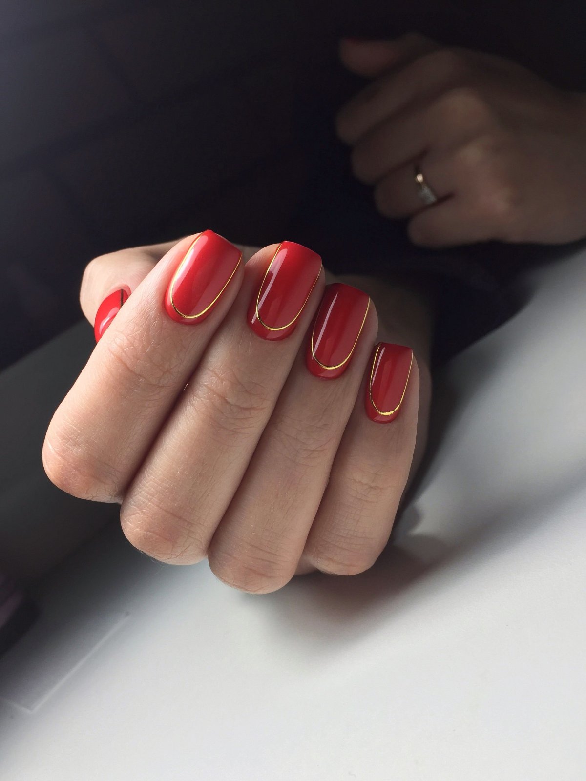 Красные ногти мягкий квадрат