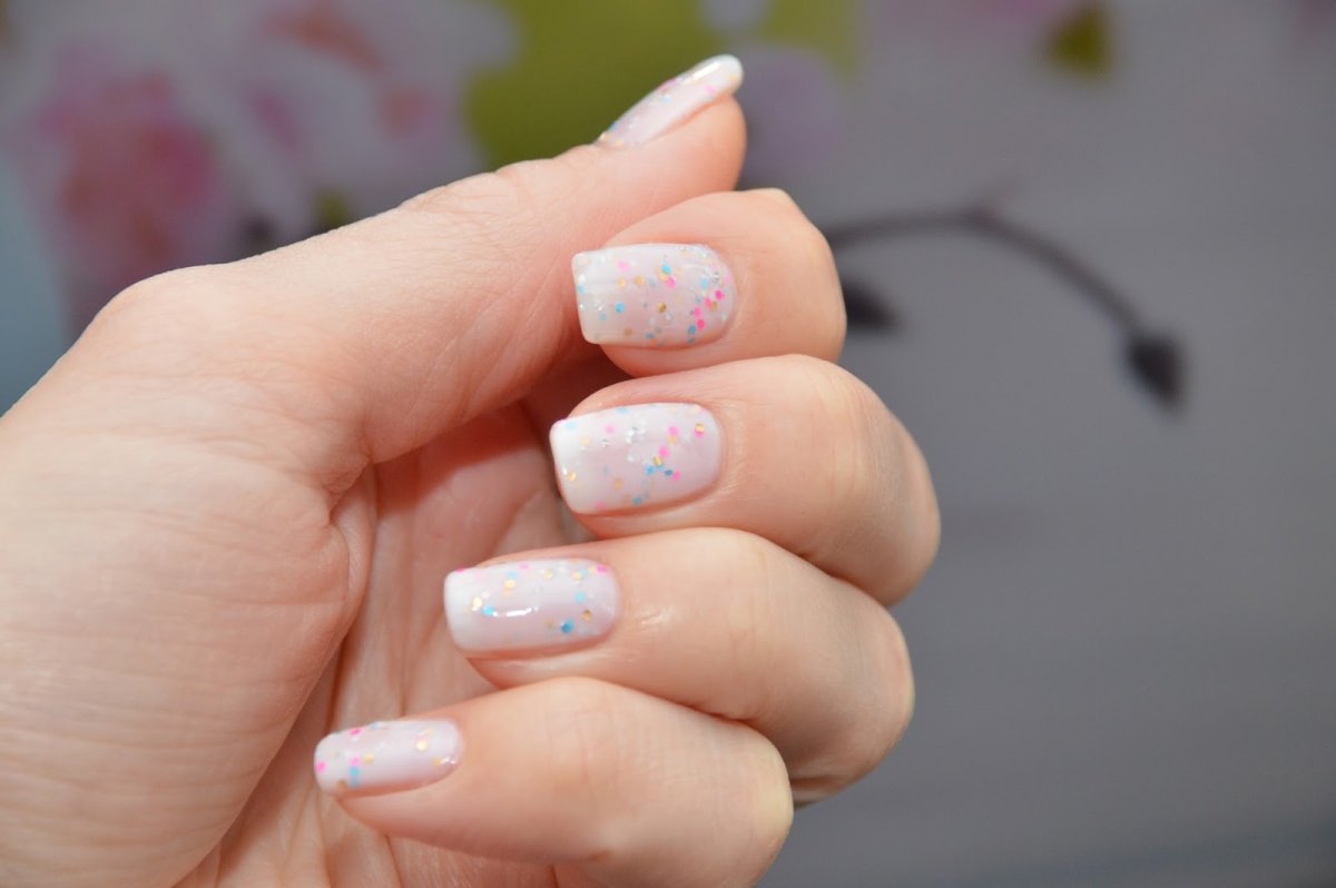 Маникюр с белыми хлопьями