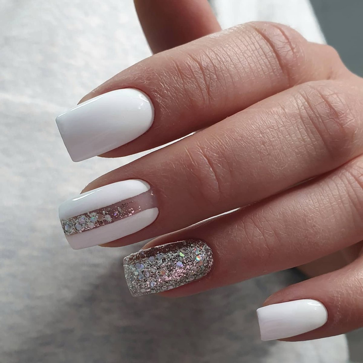 Маникюр на короткие ногти белый с серебром
