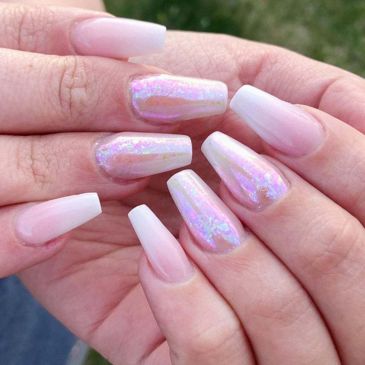 Маникюр на короткие ногти с крупными блестками