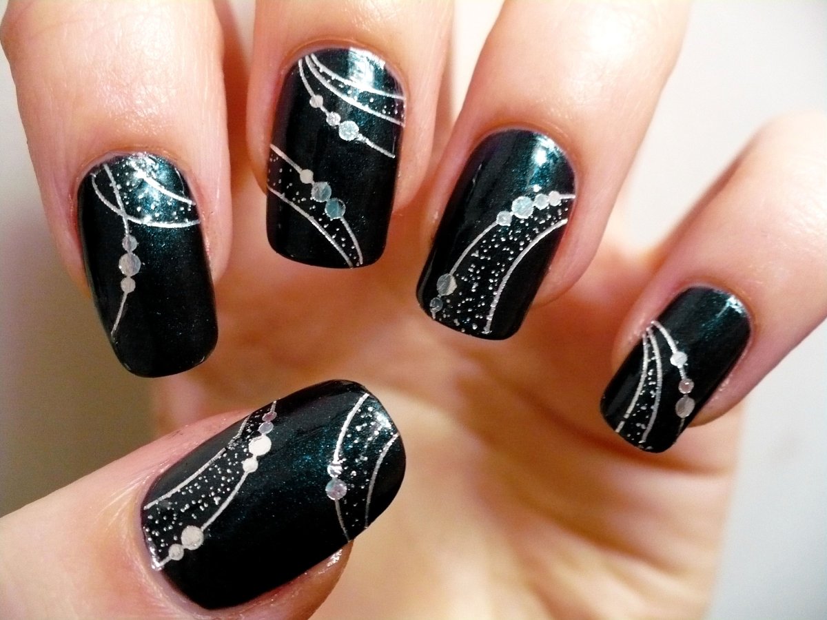 Маникюр под черное платье