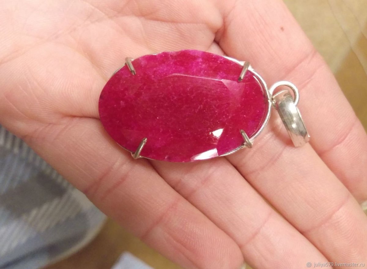 Подвеска с рубином