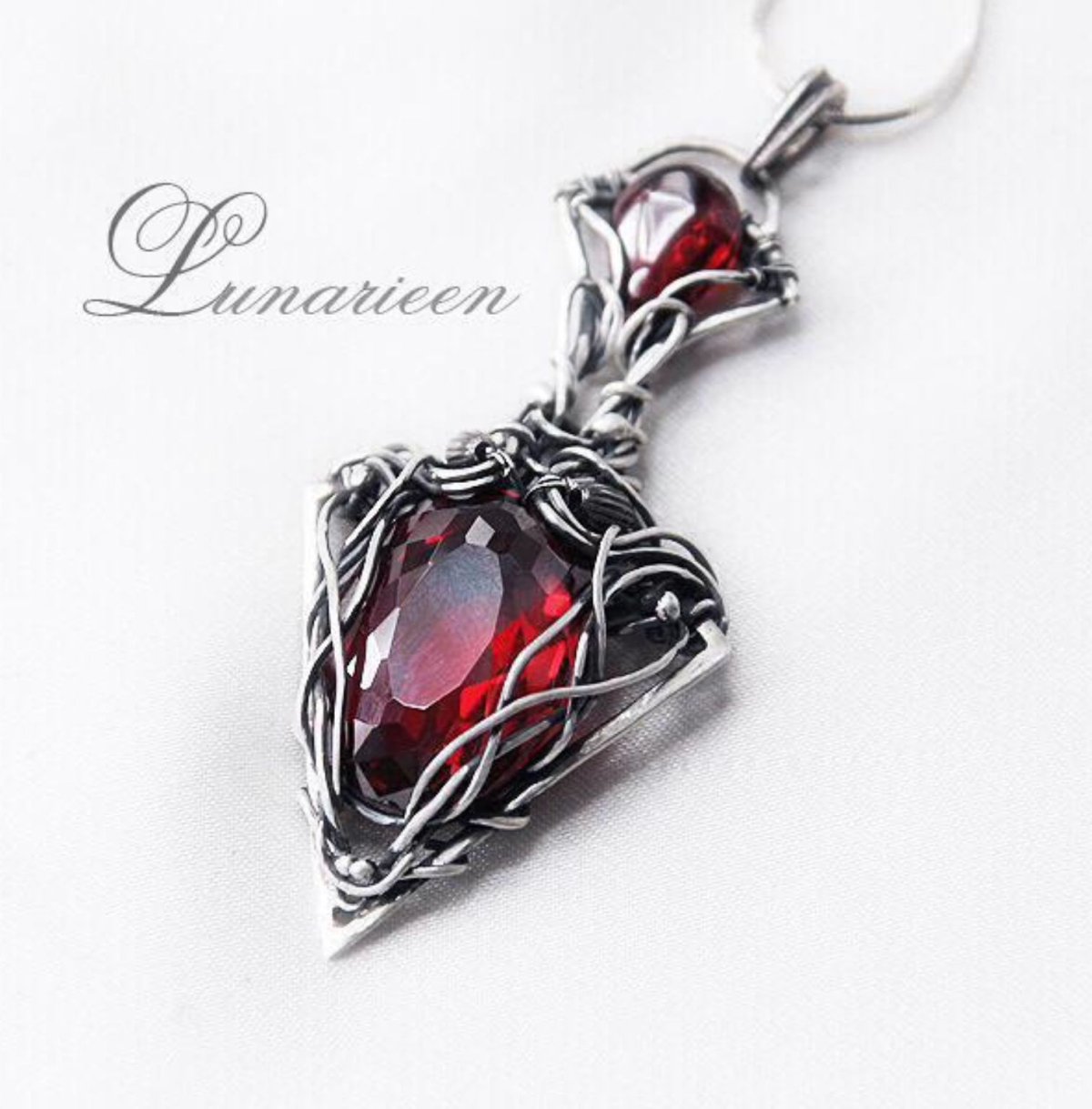 Медальон рубиновый