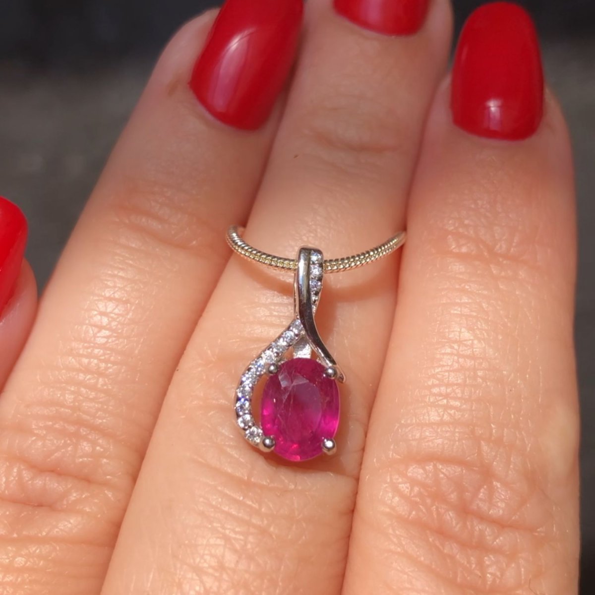 Подвеска с красным камнем