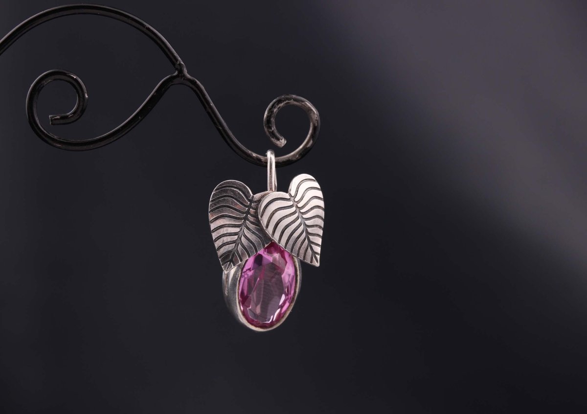 Кулон с красным камнем